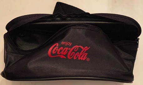 09684-11 € 4,00 coca cola heuptasje zwart met rode letters.jpeg